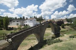 Il Ponte della Signora, o ponte di San Donato, a schiena d'asino sul torrente Tramazzo a Modigliana, Emilia-Romagna