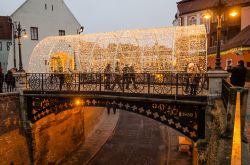 Ponte delle Bugie a Sibiu, Romania - Sopra Ocnei Street, nei pressi della Piazza Piccola, si trova il celebre Ponte delle Bugie, uno dei primi in ghisa realizzati in Europa. In origine il ponte ...