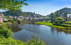 Il ponte d'Estaing, Francia. E' caratterizzato da quattro arcate gotiche e il pilone centrale è sormontato da due elementi architettonici uno di fronte all'altro.
