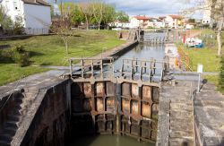 Il ponte di Cacor sul fiume Tarn, Moissac (Francia): lungo 356 metri e largo poco più di 8, permette la navigazione sopra il Tarn. Monumento storico, venne costruito con mattoni di Tolosa ...