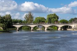 Il ponte di Cognac sul fiume Charente, Francia.

