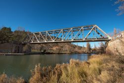 Il ponte di ferro sul fiume Duero nella città di Soria, Spagna. Con i suoi 897 km, questo corso d'acqua è il terzo più lungo della penisola iberica.



