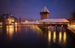 Il ponte di Lucerna fotografato di notte durante durante il periodo natalizio