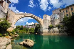 Il vecchio ponte di Mostar ricostruito, Bosnia Erzegovina. Distrutto a cannonate dall'esercito croato-bosniaco nel 1993 durante la guerra in Bosnia, questo ponte sul fiume Neretva, simbolo ...