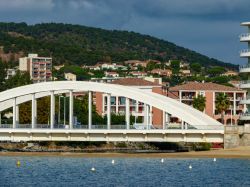 Il ponte di Préconil a Sainte-Maxime, Francia: costruito in cemento armato, collega le due parti della cittadina.
