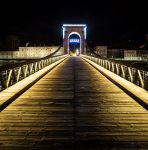 Il ponte di Tain-l'Hermitage illuminato di notte, Francia.
