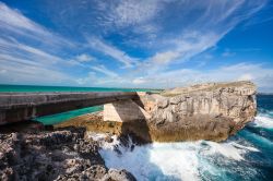 Il ponte di vetro sull'isola di Eleuthera, Bahamas. A nord dell'isola, un pittoresco ponte sovrasta da un lato la costa atlantica offrendo una veduta suggestiva sul blu dell'oceano ...