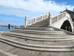 Il ponte di Vigo a Chioggia, Veneto, Italia. Si trova in Piazzetta di Vigo ed è facilmente riconoscibile per la colonna su cui svetta un piccolo leone alato.
