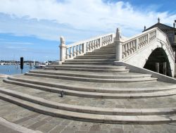 Il ponte di Vigo a Chioggia, Veneto, Italia. Si trova in Piazzetta di Vigo ed è facilmente riconoscibile per la colonna su cui svetta un piccolo leone alato.
