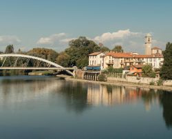 Il ponte e le case della cittadina di Vaprio d'Adda in Lombardia