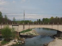 Il ponte ferroviario sul fiume Orco a Brandizzo in Italia