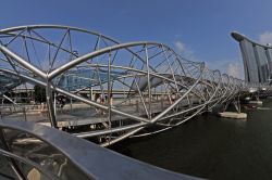 Il ponte Helix, anche conosciuto come ponte di doppia elica, collega Marina Centre con Marina South nella zona di Marina Bay Sands di Singapore. Inaugurato ufficialmente il 24 Aprile 2010, dispone ...