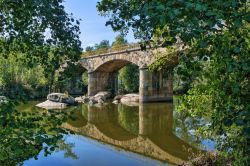 Il ponte in pietra sul fiume Tamega a Boticas, Portogallo. Questo fiume della penisola iberica nasce nella Sierra de San Mamede, in Galizia (Spagna), per poi entrare in territorio portoghese ...
