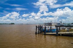 Il ponte Jules Wijdenbosch sul fiume Suriname nel porto di Paramaribo, Suriname. Alto 52 metri e lungo 1504, è stato inaugurato e aperto al transito nel maggio del 2000.
