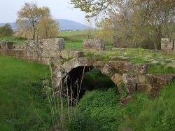 Il ponte Loreto e il Monte Artemisio vicino a Lanuvio nel Lazio  - © Deblu68 - Wikipedia