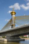 Il ponte Maha Chesadabodindranusorn sul fiume Chao Phraya nella provincia di Nonthaburi, Thailandia. Inaugurato nel dicembre 2014, si snoda per 460 metri attraversando il Chao Phraya.
