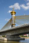 Il ponte Maha Chesadabodindranusorn sul fiume Chao Phraya nella provincia di Nonthaburi, Thailandia. Inaugurato nel dicembre 2014, si snoda per 460 metri attraversando il Chao Phraya.
