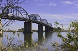 Il ponte Marechal Carmona sul fiume Tago a Vila Franca de Xira, Portogallo.
