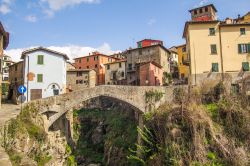 Il ponte medievale in pietra nel borgo toscano di Loro Ciuffenna, in provincia di Arezzo
