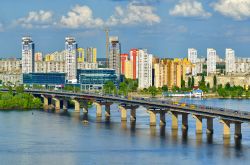 Il ponte Paton a Kiev, Ucraina. Questo ponte sul Dnieper prende il suo nome dal costruttore Evengy Paton: fu realizzato fra il 1941 e il 1953 ed è il primo al mondo tutto saldato. Sullo ...