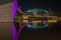 Il ponte pedonale in Elder Park fotografato di notte a Adelaide, Australia. Sullo sfondo, il campo da cricket Adelaide Oval - © Sean Heatley / Shutterstock.com