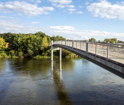 Il ponte pedonale sul Danubio a Ingolstadt, Germania. Questa graziosa cittadina, sede della casa automobilistica Audi, è immersa negli splendidi paesaggi naturali della Baviera.

