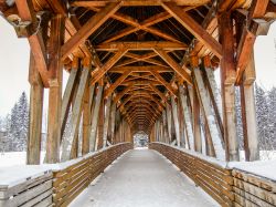 Il ponte pedonale sul fiume Kicking Horse a Golden, British Columbia, Canada, durante una nevicata. 
