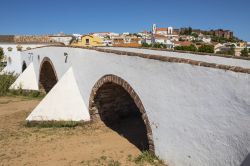 Il Ponte Romana di Silves, con il borgo e il Castello sullo sfondo. Siamo in Algarve la regione più meridionale del Portogallo