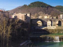Il ponte romano sul Metauro, riedificato nel 14° secolo, a Fermignano nelle Marche - © Buffy1982 / Shutterstock.com