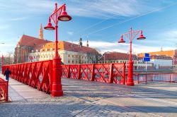 Il ponte rosso di Wroclaw, Polonia - Una bella immagine del Sandy Bridge di Breslavia © kavalenkau / Shutterstock.com