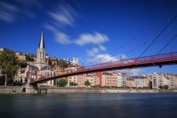 Il ponte Saint Georges e l'omonima chiesa nella parte antica di Lione in Francia