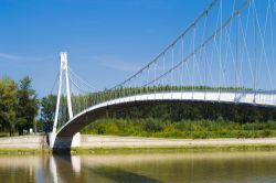 Il ponte sospeso di Osijek, Croazia. Questa bella costruzione attraversa il fiume Drava - © Zdravko T / Shutterstock.com