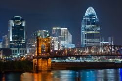 Il ponte sospeso John A Roebling a Cincinnati, Ohio, by night. Inaugurato il 1 Dicembre 1866, è lungo 322 metri. Quando è stato aperto al transito era il ponte sospeso più ...