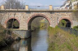 Il ponte sul canale Karl Heine a Lipsia, Germania: il passaggio collega il centro della città con il porto di Lindenauer.
