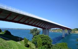 Il ponte sul fiume  Eo che collega le Asturie con la Galizia, nord della Spagna
