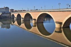 Il ponte sul fiume Dordogna riflesso nell'acqua a Bergerac, Francia.
