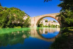 Il ponte sul fiume Metauro e il borgo di Fossombrone nelle Marche