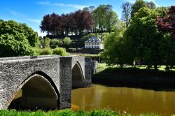 Il ponte sul fiume Semois nella città di Bouillon, Belgio. Siamo nella provincia vallona del Lussemburgo, una delle tre regioni del Belgio.
