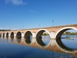 Il ponte sul fiume Tarn a Moissac, Francia.
