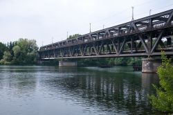 Il ponte sul fiume Ticino a Sesto Calende, provincia di Varese (Lombardia).
