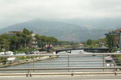 Il ponte sul fiume Versilia a Cinquale, Toscana - © DV - CC BY-SA 3.0, Wikipedia