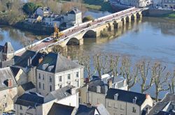 Il ponte sul fiume Vienne a Chinon in Francia