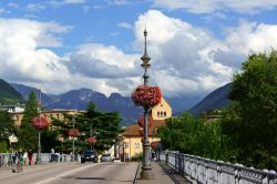 Il ponte Talvera a Bolzano, Trentino Alto Adige. Costruito nel 1900 dalla società austriaca Waagner-Biro, collega il centro storico con piazza della Vittoria attraversando il fiume Talvera ...