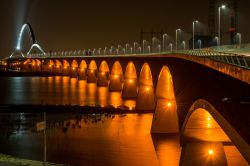 Il ponte The Crossing (de Oversteek) sul fiume Waal fotografato di notte a Nijmegen.
