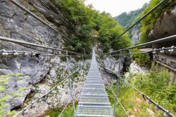 Il Ponte Tibetano sulla Forra del Cellina vicino a Barcis in Friuli