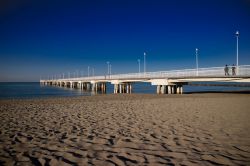 Il pontile di Marina di Massa all'alba, costa della Versilia, Toscana