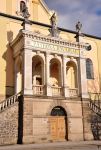 Il portale della chiesa di Maria Himmelfahrt a Deggendorf, Baviera (Germania). Ricostruita in stile barocco su una preesistente chiesa romanica rasa al suolo da un incendio, ospita al suo interno ...