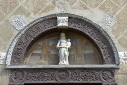 Il portale della chiesa di Santa Maria della Neve a Pisogne, Lombardia