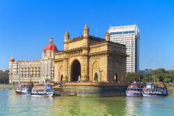 Il Portale dell'India con barche visto dal porto di Mumbai. Monumento costruito nel XX° secolo, è un arco di basalto alto 26 metri. Venne eretto per commemorare l'approdo ...