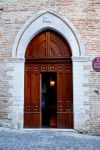 Il portale d'ingresso della chiesa di San Paolo a Montefiore Conca, provincia di Rimini.

